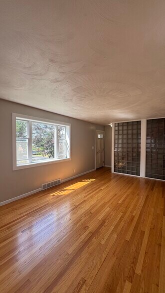 Building Photo - 112 Bigelow St