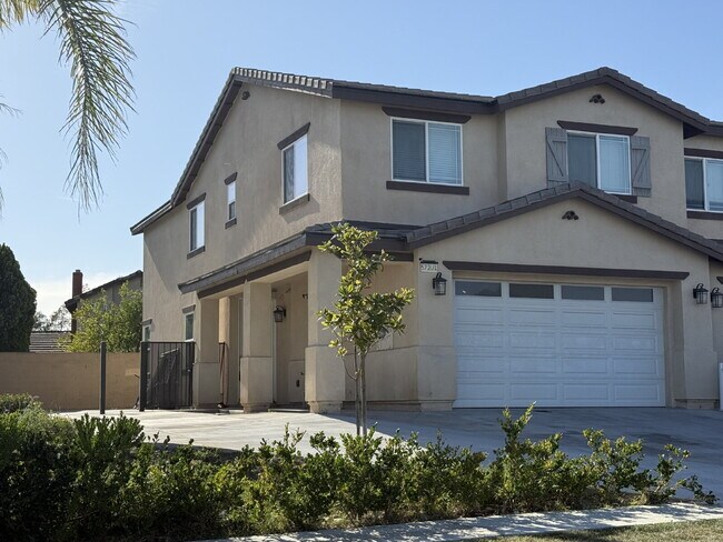 Building Photo - New Gas Range & Refrigerator.  Spacious rooms, private yard and RV parking.  Must see - Won't las...