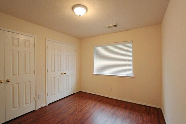 Building Photo - 523 High Meadows Dr