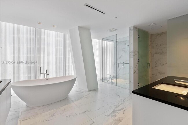 Building Photo - 1000 Biscayne Blvd