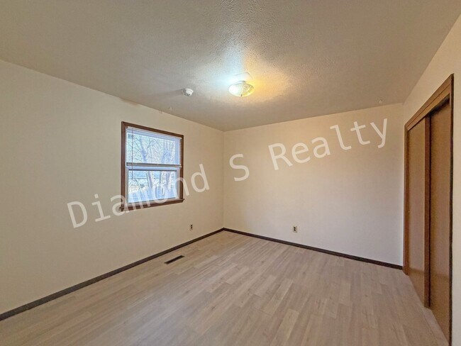 Building Photo - Cute 2 bedroom Duplex Unit Available Now!