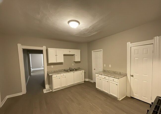 Building Photo - 1155 W 9th St