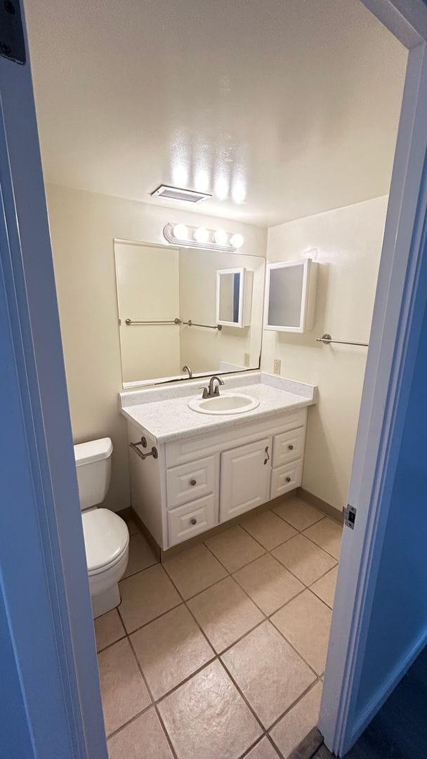 Building Photo - 2 Bed, 1 Bath Top-Floor Corner Condo with Lake Views
