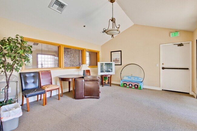 Building Photo - 1 Bed 1 Bath With Lots of Amenities!