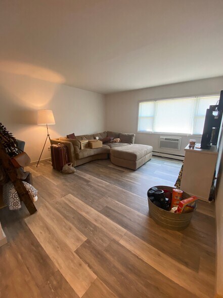 Living room -unit 220 1B - 2867 S Kinnickinnic
