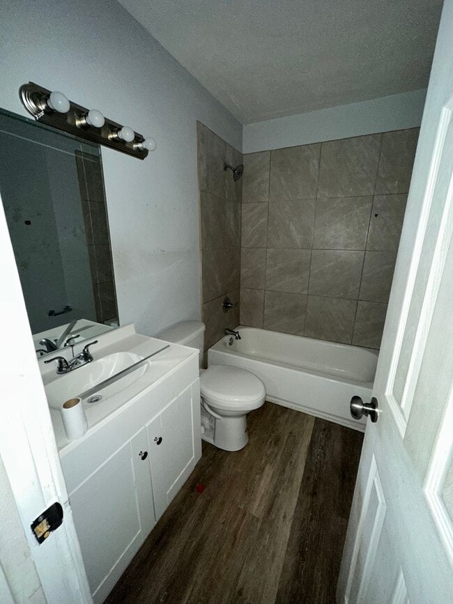 Building Photo - Cute 2 Bedroom Upstairs Apartment