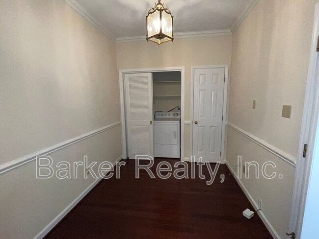 Building Photo - 1667 Village Glenn Dr