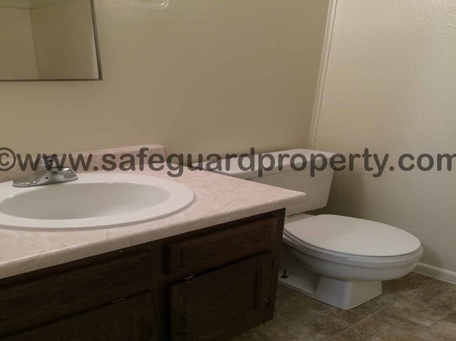 Building Photo - Spacious 3 Bedroom Townhome