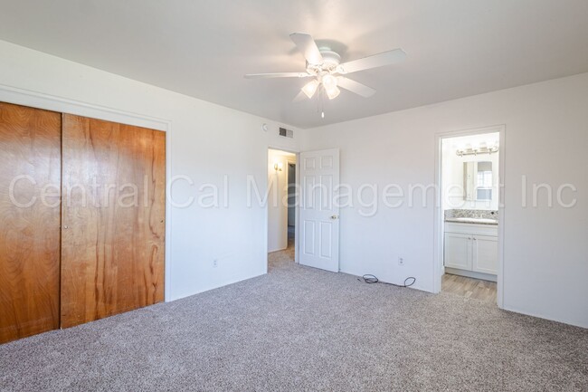 Building Photo - 3 Bedroom, 2 Bath Home Near Bakersfield Co...