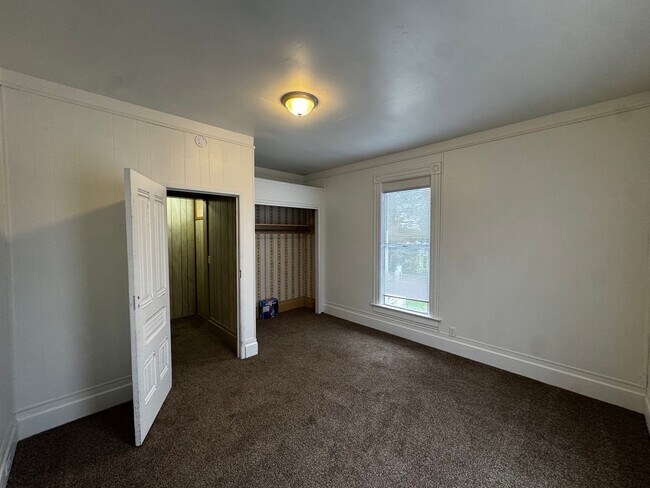 Building Photo - 910 8th St