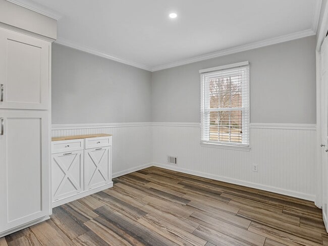 Building Photo - Luxury Living Awaits in this 6 Bedroom, 5 Bathroom Home – Elegant Comfort in a Prime Location