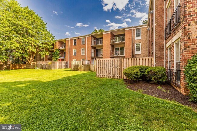 Building Photo - 826 Quince Orchard Blvd