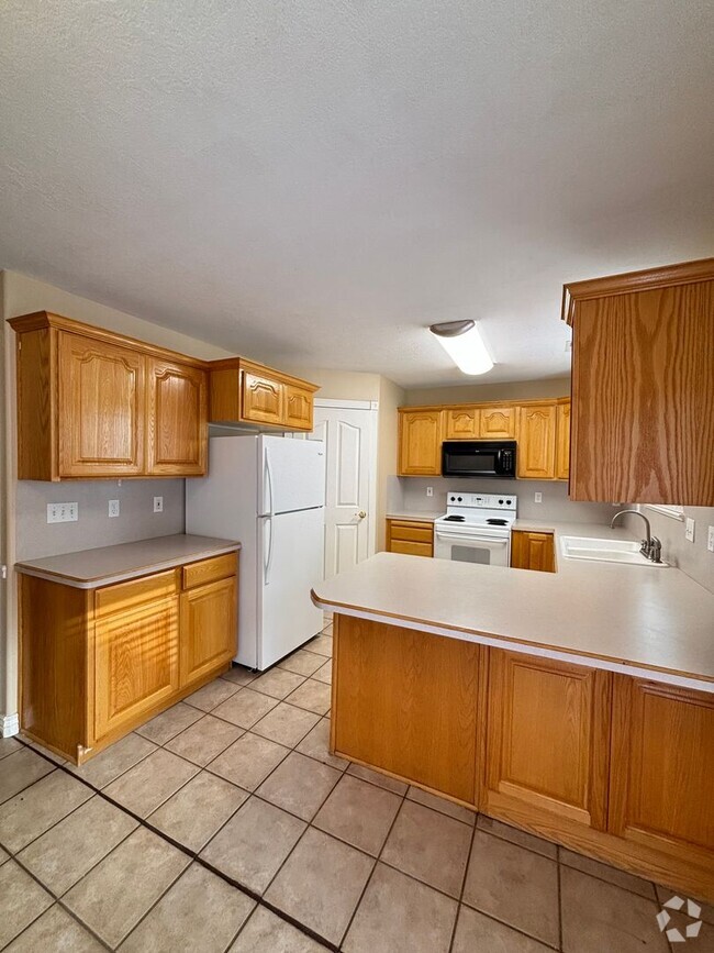 Building Photo - Available Today! Charming 3 Bed 2.5 Bath T...