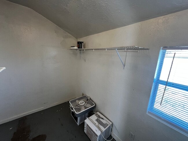 Building Photo - 3 bed 1 bath