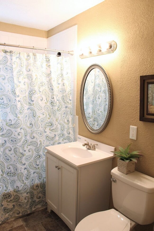 Building Photo - Updated 3 bed / 2 bath house With Exceptio...