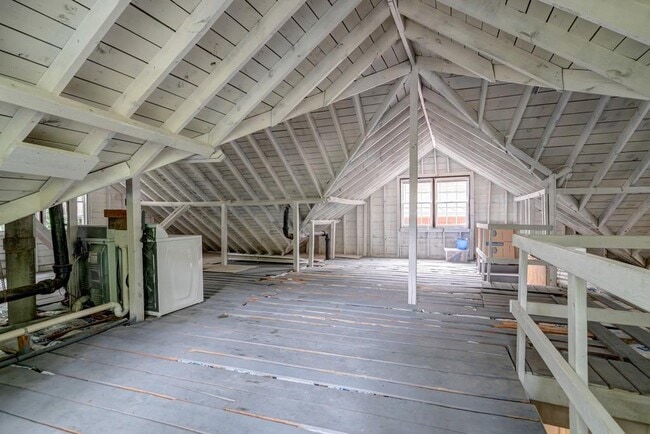 Building Photo - 781 Courtenay Dr NE