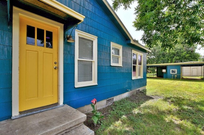 Building Photo - 302 Olive St