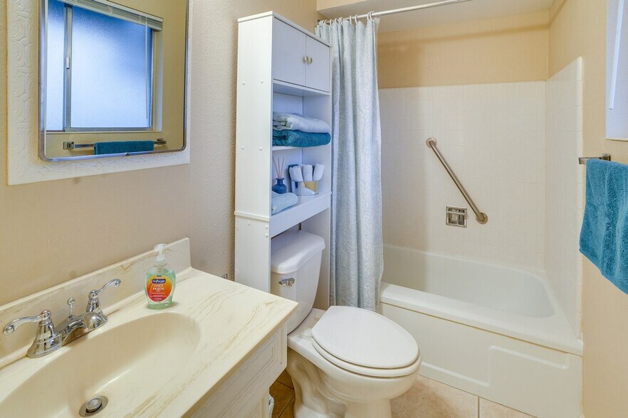 Building Photo - 11662 N Hacienda Dr