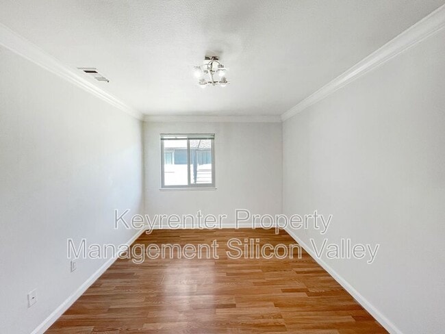 Building Photo - 547 Groth Pl