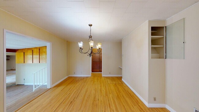 Building Photo - Newly Remodeled Spacious 4-Bed Home Availa...