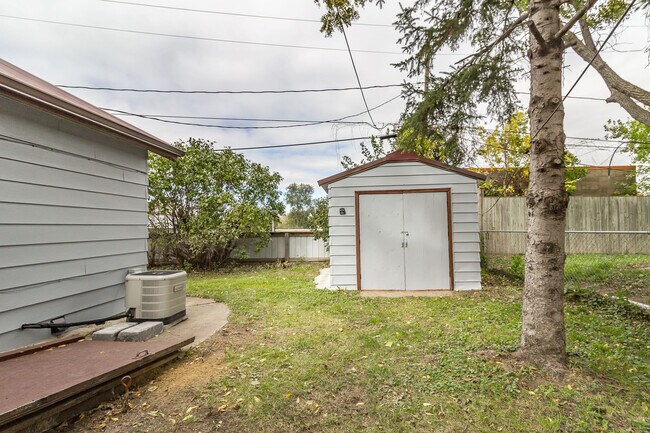 Building Photo - 1324 W Sioux St