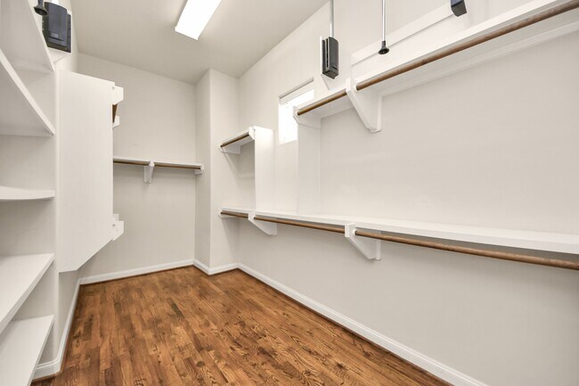 Building Photo - 210 E 28th St