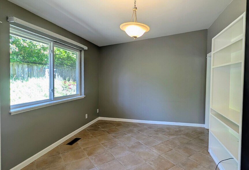 Building Photo - 704 N 163rd St