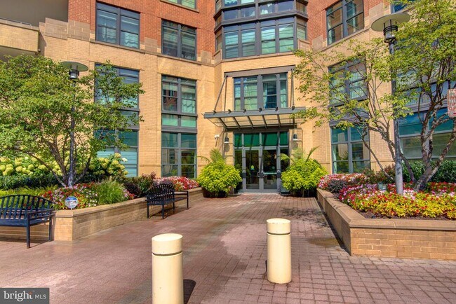 Building Photo - 1830 Fountain Dr