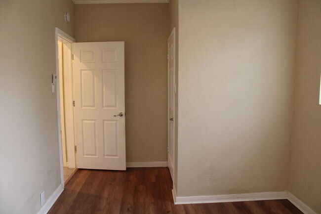 Building Photo - 3901 N New Braunfels Ave