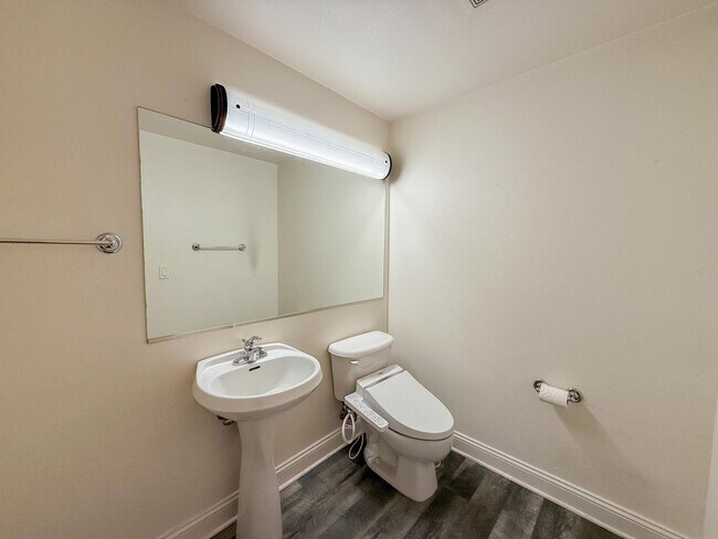 Building Photo - Albany Condo Features 2 Beds and 1.5 baths...