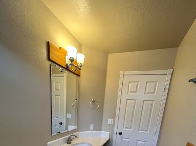 Building Photo - 3 Bedroom 2 Bath Home Close to Micron Available 4/20/26