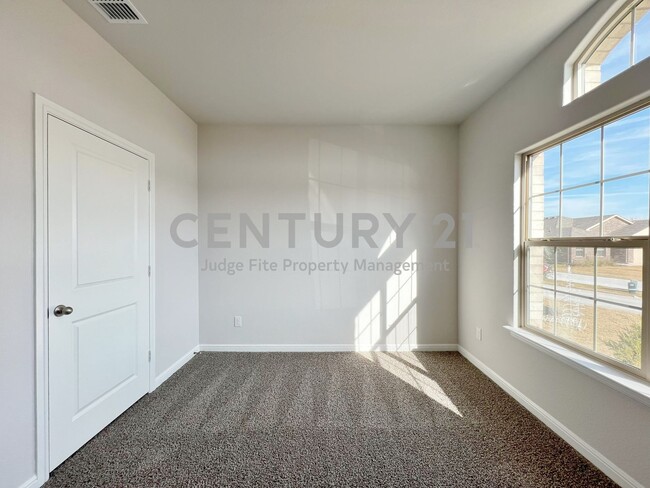 Building Photo - Crisp and Clean 4/2/2 in Boyd For Rent!