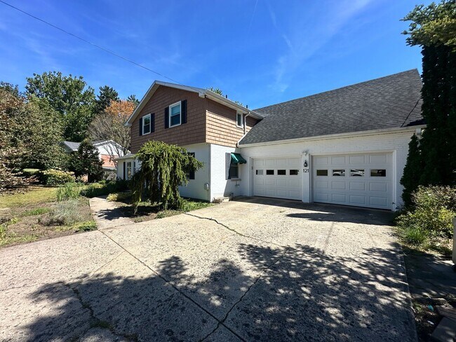 Building Photo - Four Bedroom Two and a Half Bath home avai...