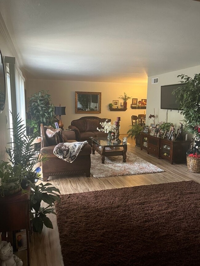Building Photo - Lovely 2 Bedroom and 2 Bathroom Condo!