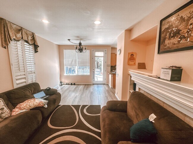 Building Photo - Home in Pleasanton Available!