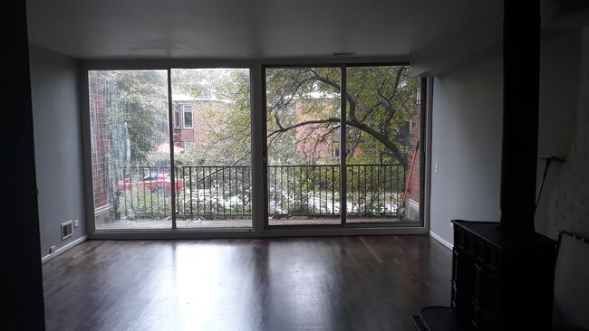 Living room - 2012 N Larrabee St