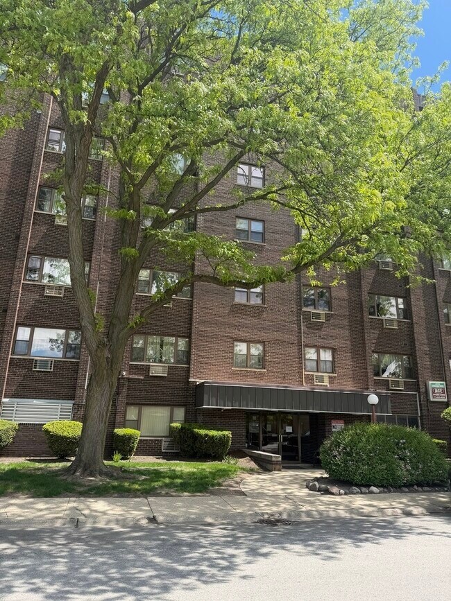 Building Photo - 4600 N Cumberland Ave