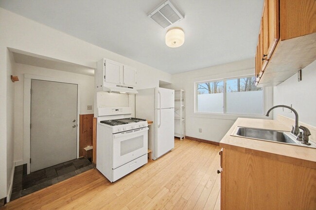 Building Photo - 808 E Cross St