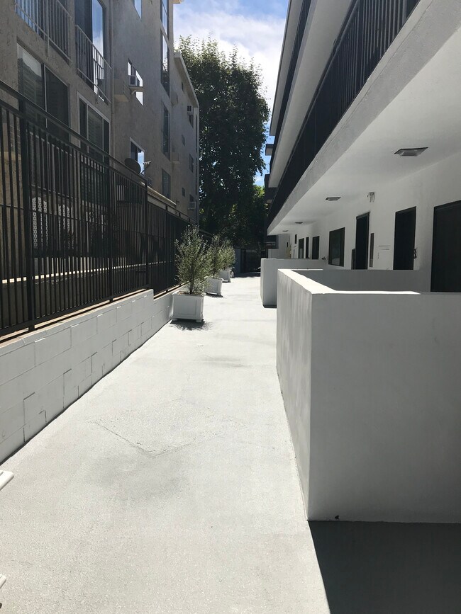 Building Photo - 11661 Montana Ave