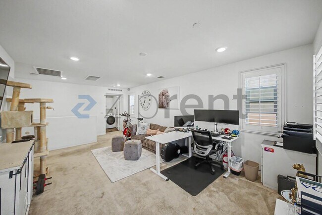 Building Photo - Unit