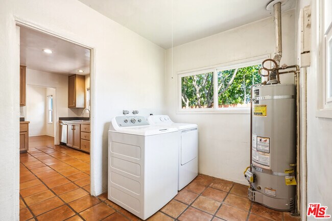 Building Photo - 2613 Cloverfield Blvd