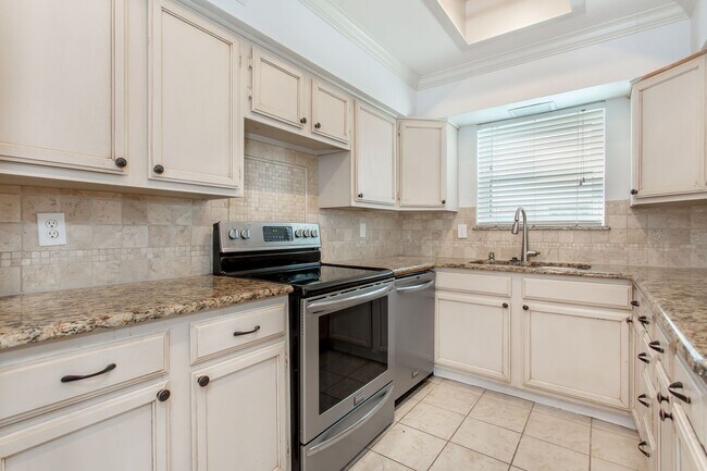 Building Photo - Updated 4-Bedroom, 2-Bath Home in RISD