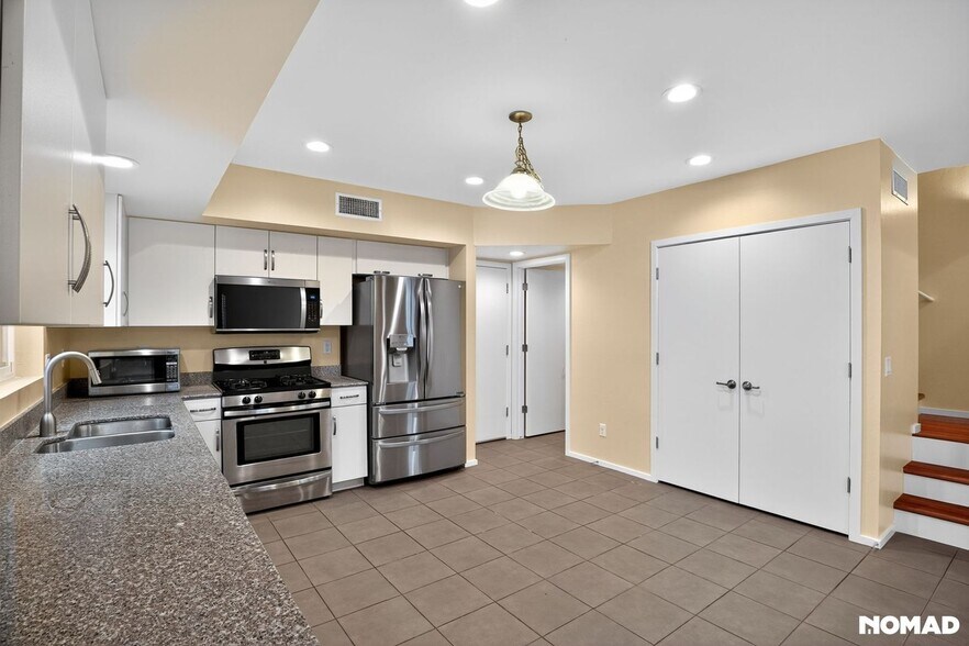 Building Photo - 841 E Park Modern Dr