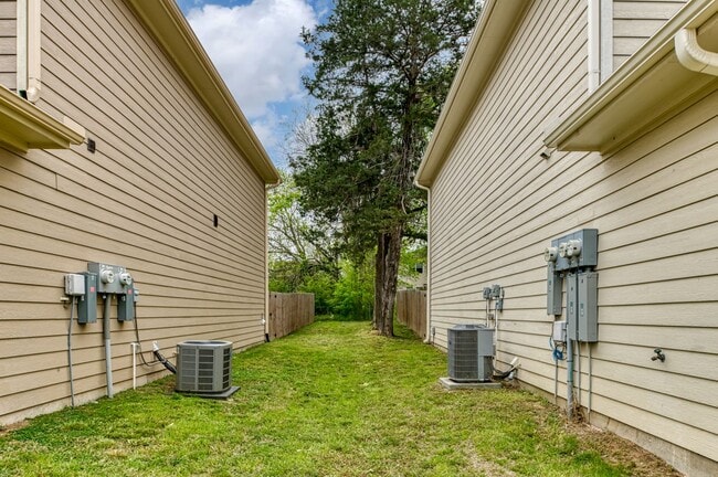 Building Photo - AVAILABLE NOW! 3 BEDROOM TRIPLEX LOCATED IN BONHAM, TEXAS!