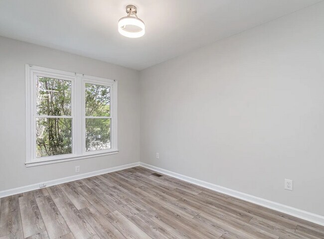 Building Photo - Gorgeous Renovated Home with Modern Finishes & Gated Community Amenities