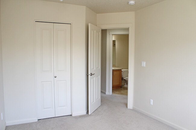 Building Photo - 321 NE Edgeway Drive