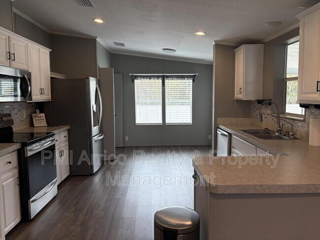 Building Photo - 712 Choo Choo Ln