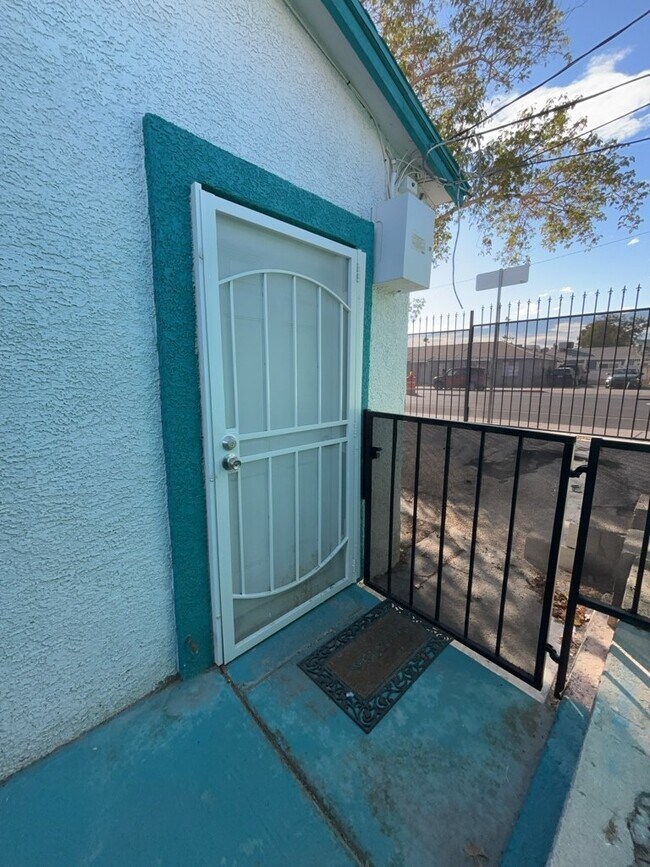 Building Photo - Cozy 2-Bed Oasis in the Heart of Downtown Las Vegas – Perfect for Urban Living!