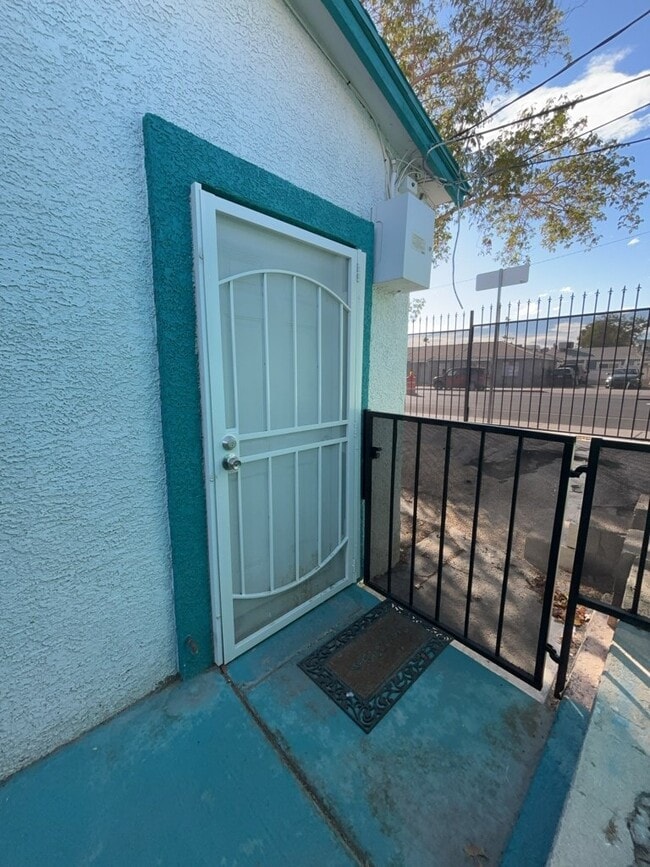 Building Photo - HOT SUMMER SPECIAL! FIRST MONTH, FREE RENT *excludes recurring fees* Cozy 2-Bed Oasis in the Hear...