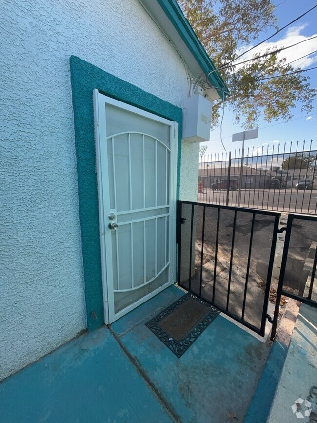 Building Photo - "Charming 2-Bed Oasis in the Heart of Las ...